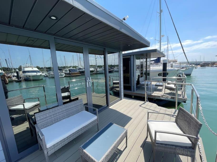 Yarmouth Waterlodge Floating Apartments 2 Exteriör bild
