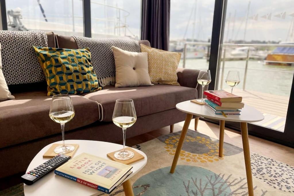 Yarmouth Waterlodge Floating Apartments 2 Exteriör bild
