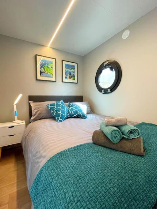 Yarmouth Waterlodge Floating Apartments 2 Exteriör bild