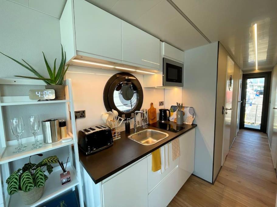 Yarmouth Waterlodge Floating Apartments 2 Exteriör bild