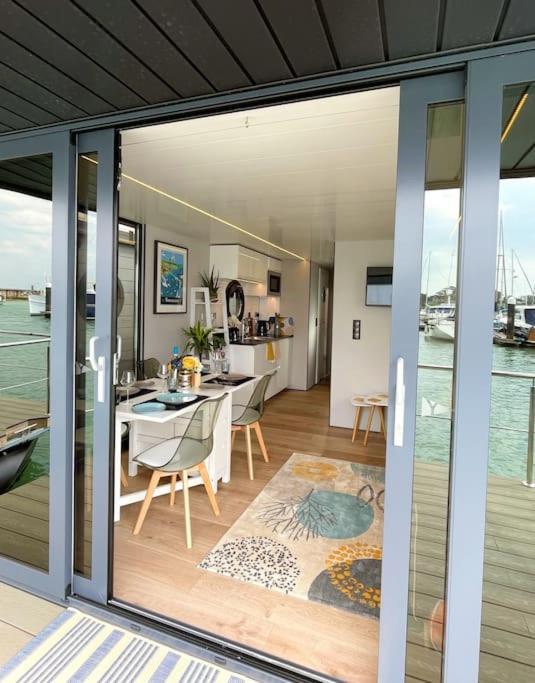 Yarmouth Waterlodge Floating Apartments 2 Exteriör bild