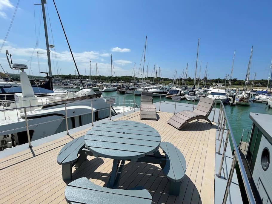 Yarmouth Waterlodge Floating Apartments 2 Exteriör bild